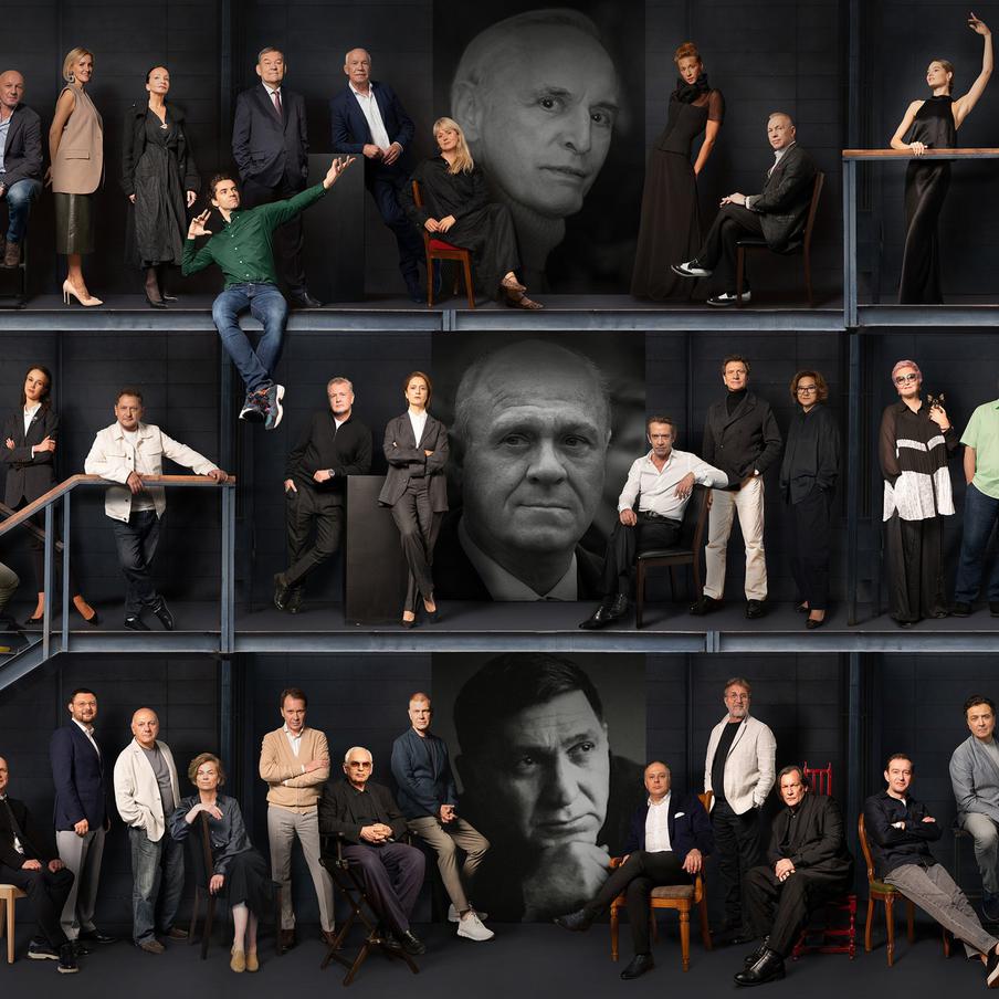 Верхний ряд: 10. Н. Козак, актёр 11. Н. Петрожицкая, оперная певица 12. А. Сигалова, хореограф, режиссёр, актриса 13. И. Цвирко, артист балета 14. В. Урин, театровед, режиссёр 15. С. Гармаш, актёр 16. А. Михалкова, актриса, кинопродюсер 17. В. Лановой, актёр 18. Е. Кондаурова, артистка балета 19. А. Скляр, музыкант 20. Э. Севенард, артистка балета Средний ряд: 66. М. Ильюшкина, балерина 67. Е. Писарев, актёр и режиссёр 68. Ю. Мороз, актёр, кинорежиссер 69. В. Исакова, актриса, продюсер 70. В. Меньшов, актёр, кинорежиссер 71. В. Машков, актёр, художественный руководитель Московского театра Олега Табакова 72. Е. Князев, актёр, ректор Театрального института им. Б. Щукина 73. З. Трегулова, историк-искусствовед, куратор 74. Т. Устинова, писательница, сценаристка Нижний ряд: 121. В. Церетели, художник, исполнительный директор Московского музея современного искусства, вице-президент Российской академии художеств 122. С. Газаров, актёр, сценарист, продюсер, художественный руководитель Московского академического театра сатиры и Московского драматического театра «Прогресс Сцена Армена Джигарханяна» 123. Е. Проничева, генеральный директор Владимиро-Суздальского музея-заповедника 124. Е. Миронов, актёр, сценарист, продюсер, художественный руководитель Государственного театра Наций 125. К. Шахназаров, кинорежиссёр, сценарист, генеральный директор киноконцерна «Мосфильм» 126. И. Демидов, директор «Парка «Зарядье» 127. С. Пускепалис, актёр и режиссёр, художественный руководитель Ярославского театра драмы имени Ф. Волкова 128. К. Крок, директор театра им. Е. Вахтангова 129. Л. Ярмольник, актёр, продюсер, теле- и радиоведущий 130. И. Миркурбанов, актёр, кинорежиссёр, телеведущий 131. К. Хабенский, актёр, кинорежиссер, сценарист