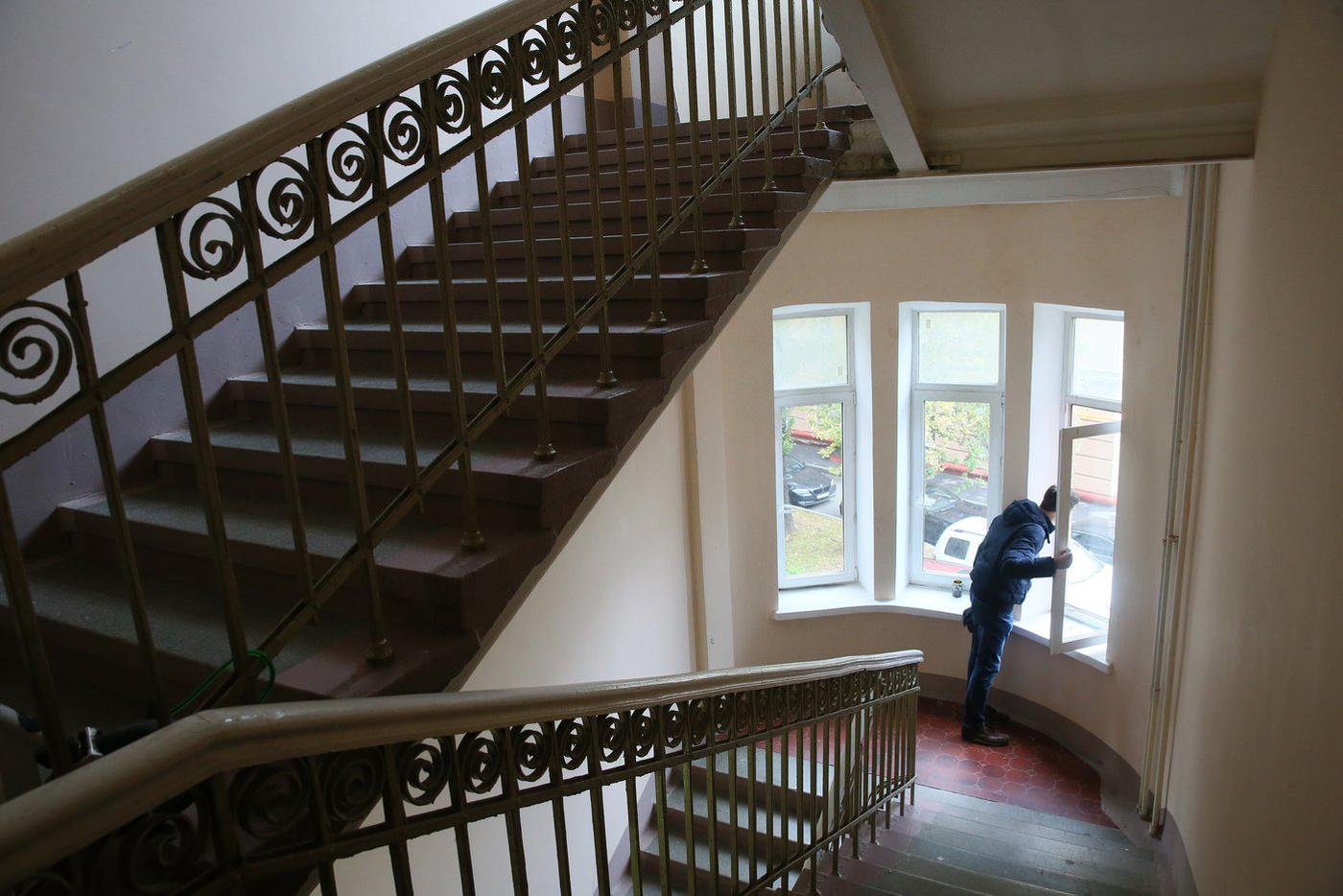 На лестнице тоже ощущается дух эпохи.