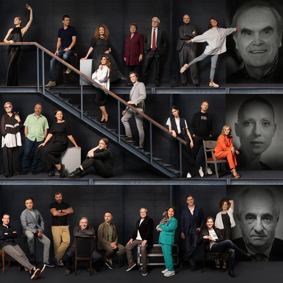 Верхний ряд: 21. А. Чернышов, актёр 22. А. Трапкова, директор «Музея Москвы» 23. Е. Петрова, музейный работник, искусствовед 24. А. Левыкин, директор Государственного исторического музея 25. К. Богомолов, режиссёр, художественный руководитель Театра на Малой Бронной 26. Е. Лядова, актриса 27. Г. Панфилов, режиссёр, сценарист Средний ряд: 5. А. Мегердичев, режиссёр и сценарист 76. О. Железняк, актриса 77. Ю. Чурсин, актёр 78. Д. Алиева, оперная певица 79. А. Беляков, артист балета 80. М. Андреева, актриса 81. К. Шипенко, кинорежиссёр, сценарист, продюсер и актер 82. Ю. Пересильд, актриса 83. И. Чурикова, актриса Нижний ряд: 132. А. Лазарев, актёр, телеведущий 133. М. Пореченков, актёр 134. В. Раков, актёр 135. С. Фидаров, актёр, продюсер 136. Г. Хазанов, артист эстрады, актёр, телеведущий 137. Н. Бабкина Надежда, народная и эстрадная певица, актриса 138. Д. Дюжев, актёр, кинорежиссёр 139. С. Безруков, актёр, театральный режиссёр, сценарист, продюсер 140. П. Агуреева, актриса 141. М. Захаров, режиссёр, сценарист, педагог, художественный руководитель и главный режиссер Московского театра имени Ленинского комсомола («Ленком») 