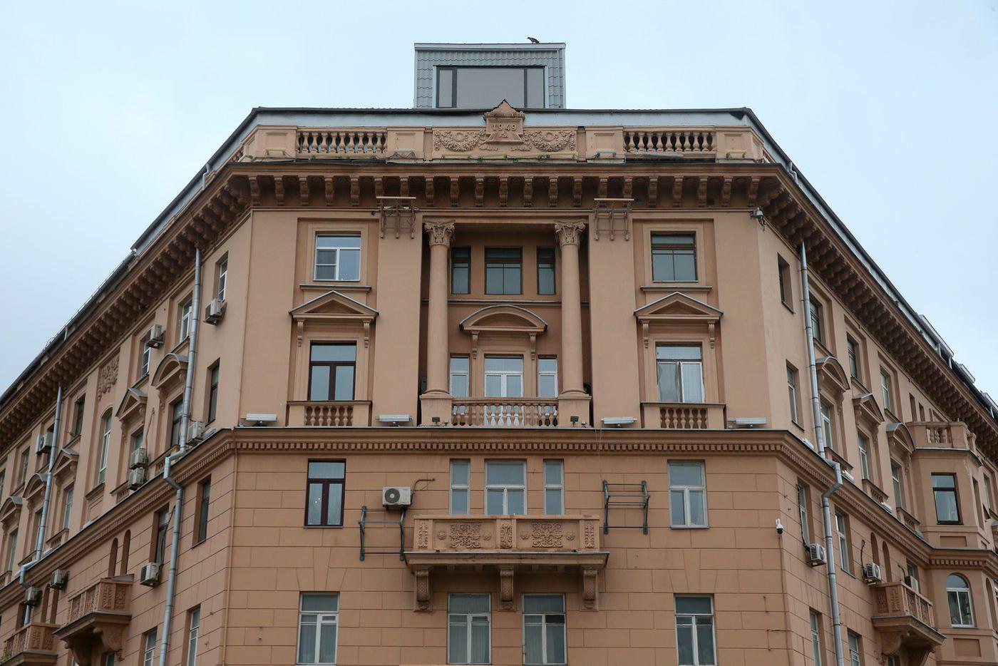 Над шестым этажом высится современная надстройка. 