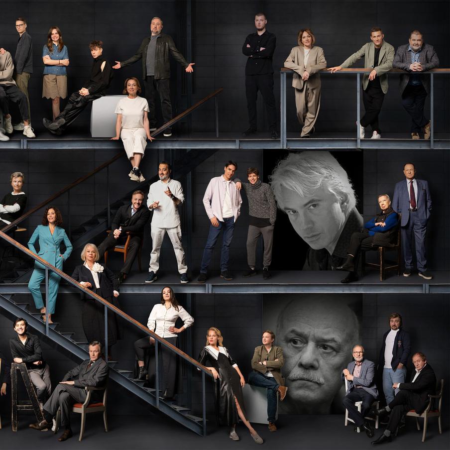 Верхний ряд:  50. Г. Калюжный, актёр и музыкант 51. Н. Щукина, актриса 52. А. Калинкин, кинопродюсер 53. Р. Семашков, рэп и хип-хоп исполнитель 54. С. Митрофанова, кинопродюсер 55. П. Чинарев, актёр 56. С. Лукьяненко, писатель Средний ряд: 104. В. Дмитрук, оперный певец 105. Э. Азизов, оперный певец 106. Т. Аскеров, артист балета 107. В. Шкляров, артист балета 108. Д. Хворостовский Дмитрий, оперный певец 109. А. Кузнецова, актриса театра, педагог 110. М. Варшавер, актёр, директор Московского государственного театра «Ленком Марка Захарова» Нижний ряд: 163. И. Гордин, актёр 164. Е. Волкова, актриса 165. Е. Валюшкина, актриса 166. А. Нечаева, оперная певица 167. А. Ребенок, актриса, телеведущая 168. Е. Лихачева, историк-искусствовед, директор ГМИИ им. А.С. Пушкина 169. С. Говорухин, кинорежиссёр, киноактёр, продюсер 170. Ф. Добронравов, актёр, продюсер, певец 171. С. Новиков, художник-постановщик, арт-директор Digital Opera 172. В. Вержбицкий, актёр, телеведущий