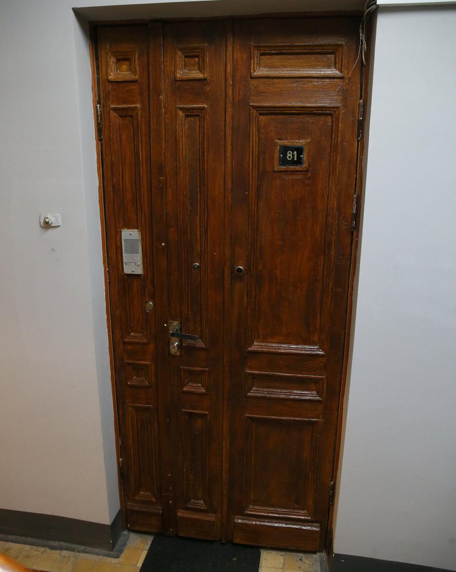 Кое-где в подъездах сохранились старинные дубовые двери.