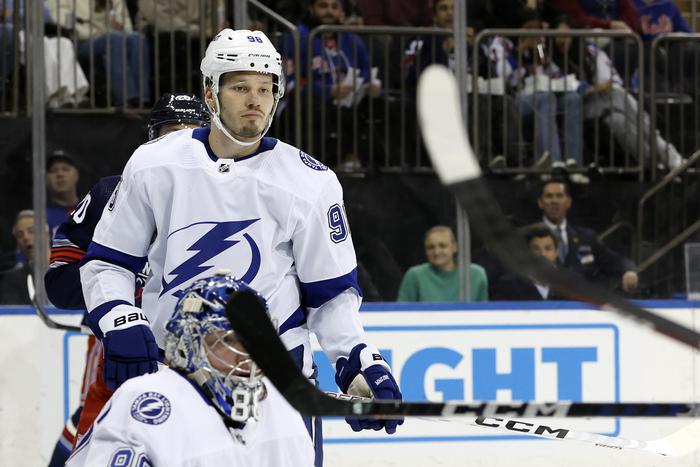 Россиянина унесли на носилках в первом же матче НХЛ после возвращения на лёд