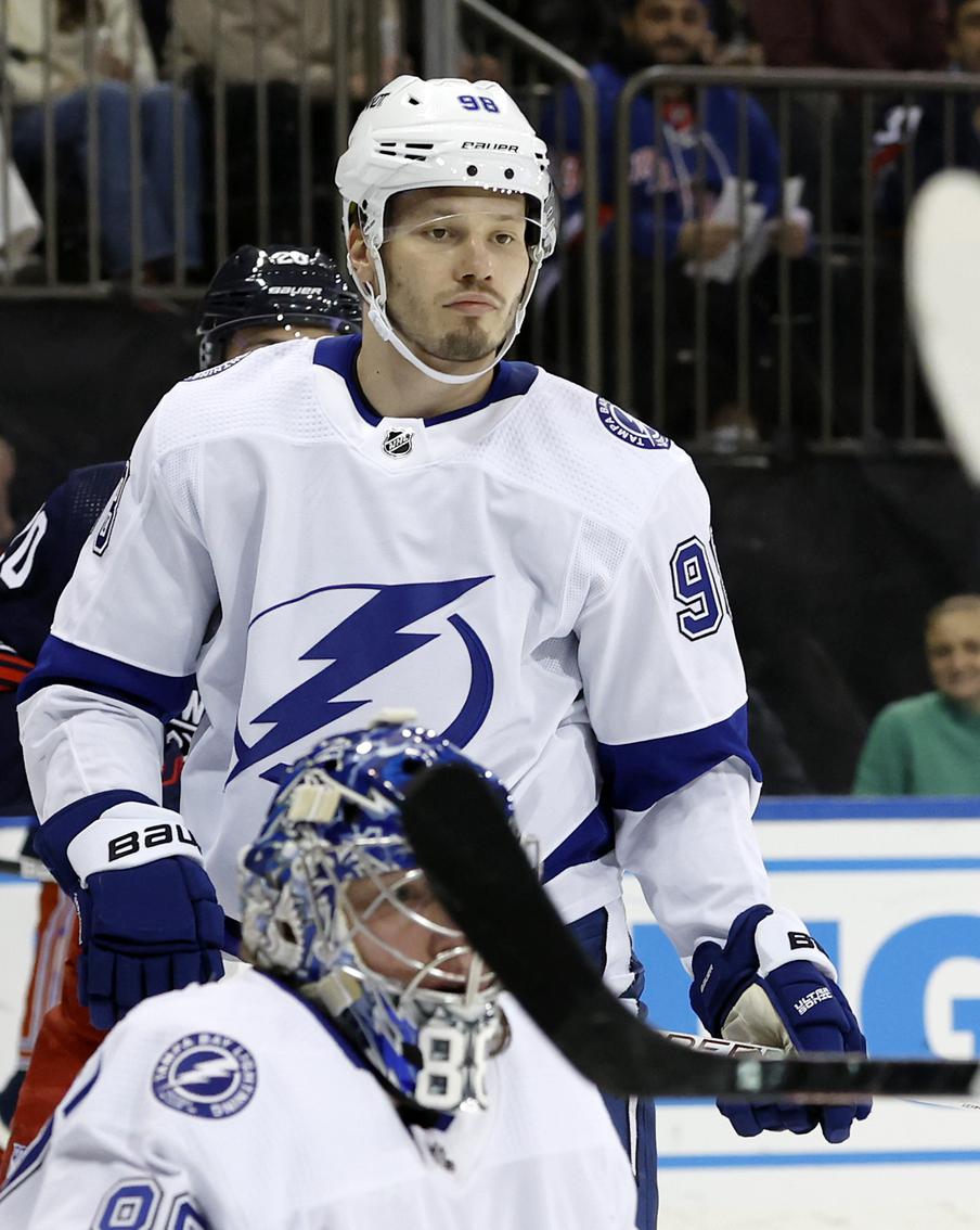 Россиянина унесли на носилках в первом же матче НХЛ после возвращения на лёд