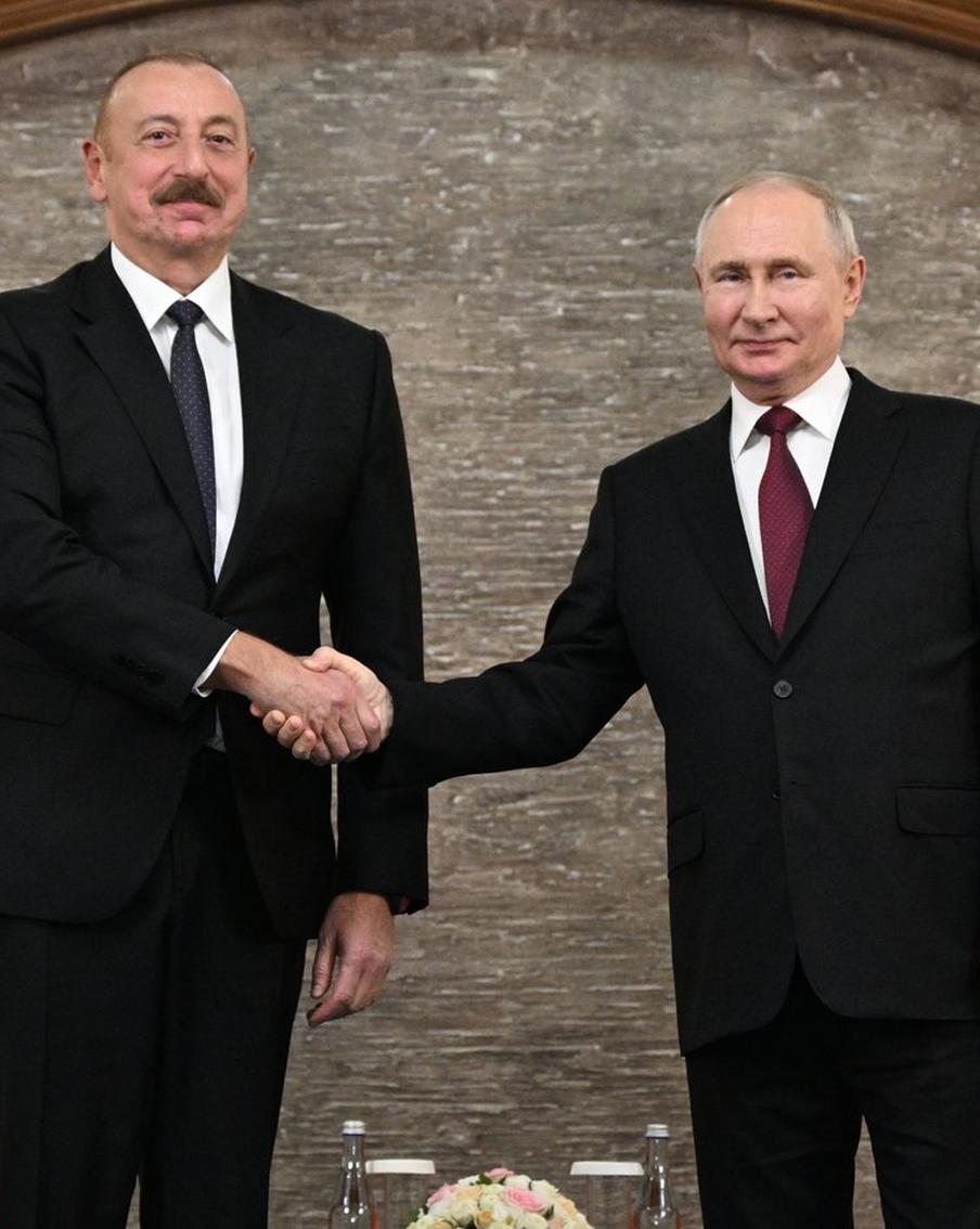 Путин поздравил Алиева с победой на выборах