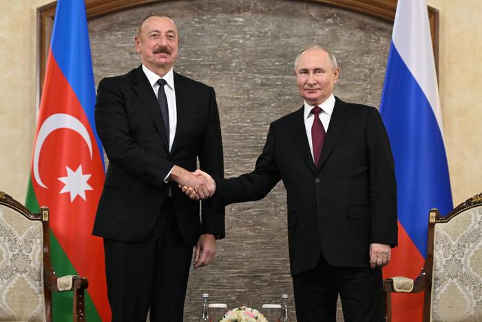 Путин поздравил Алиева с победой на выборах