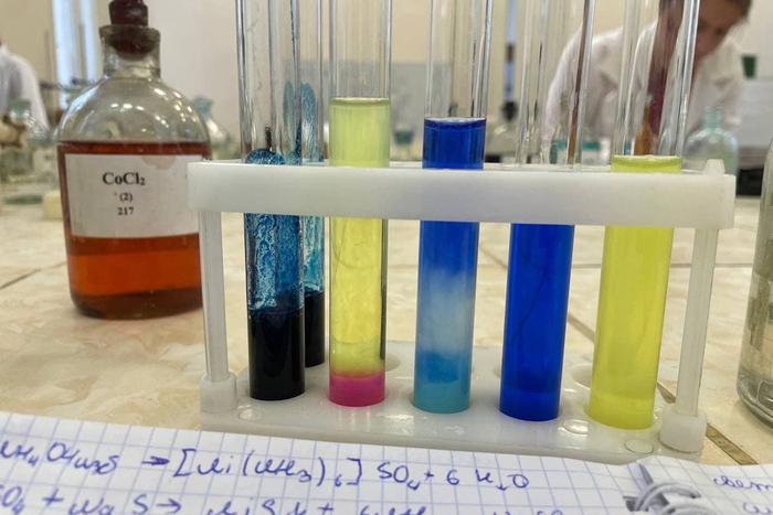 Ко дню рождения Менделеева студенты РХТУ рассказали, когда Дмитрий Иванович встанет и уйдёт