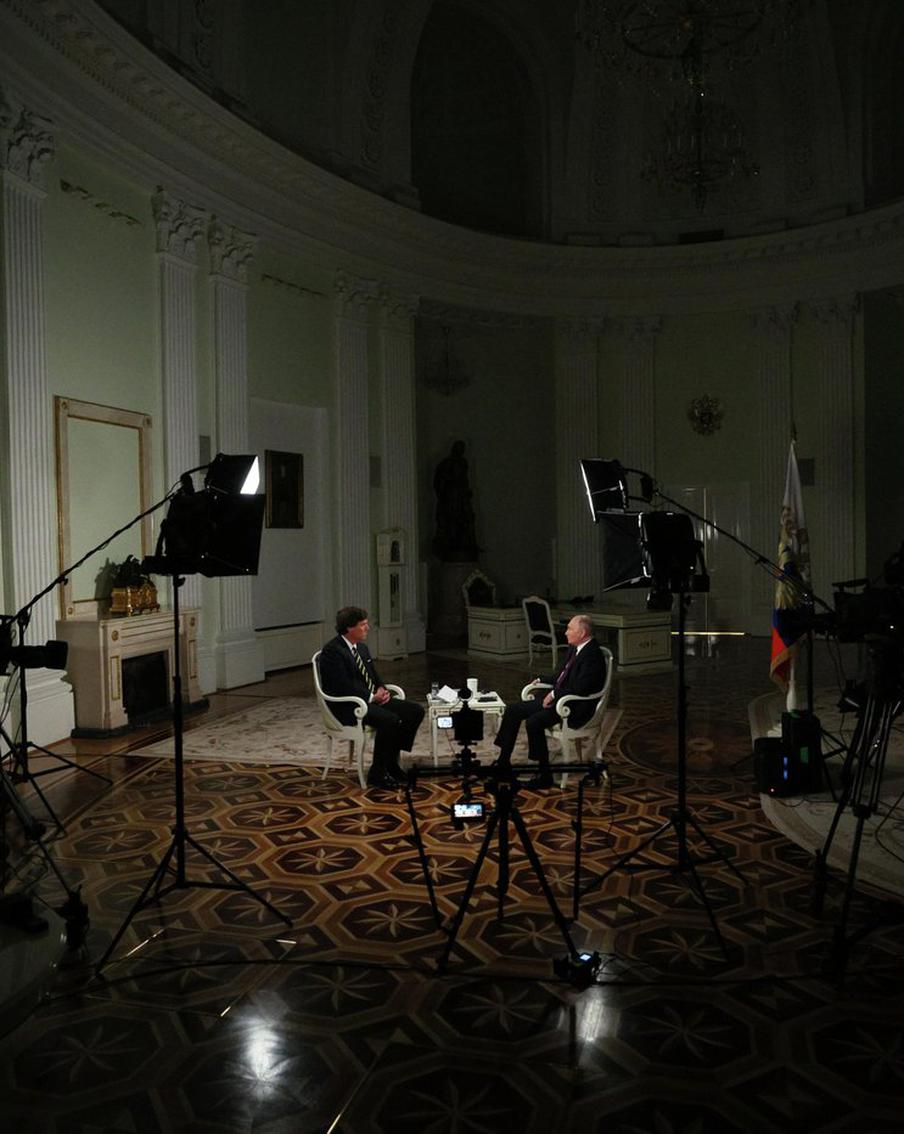 Медведев похвалил Такера Карлсона за интервью с Путиным