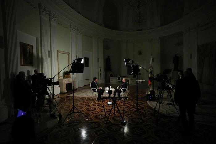 Медведев похвалил Такера Карлсона за интервью с Путиным