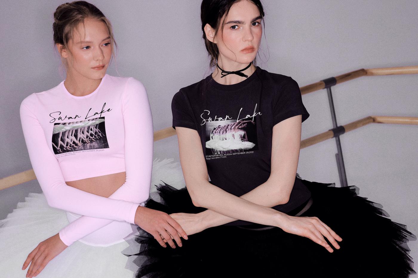 В 2023 году пользователи социальных сетей создали вирусный контент balletcore: профессиональные балерины показывали свои будни и собирали повседневные образы в балетном стиле.