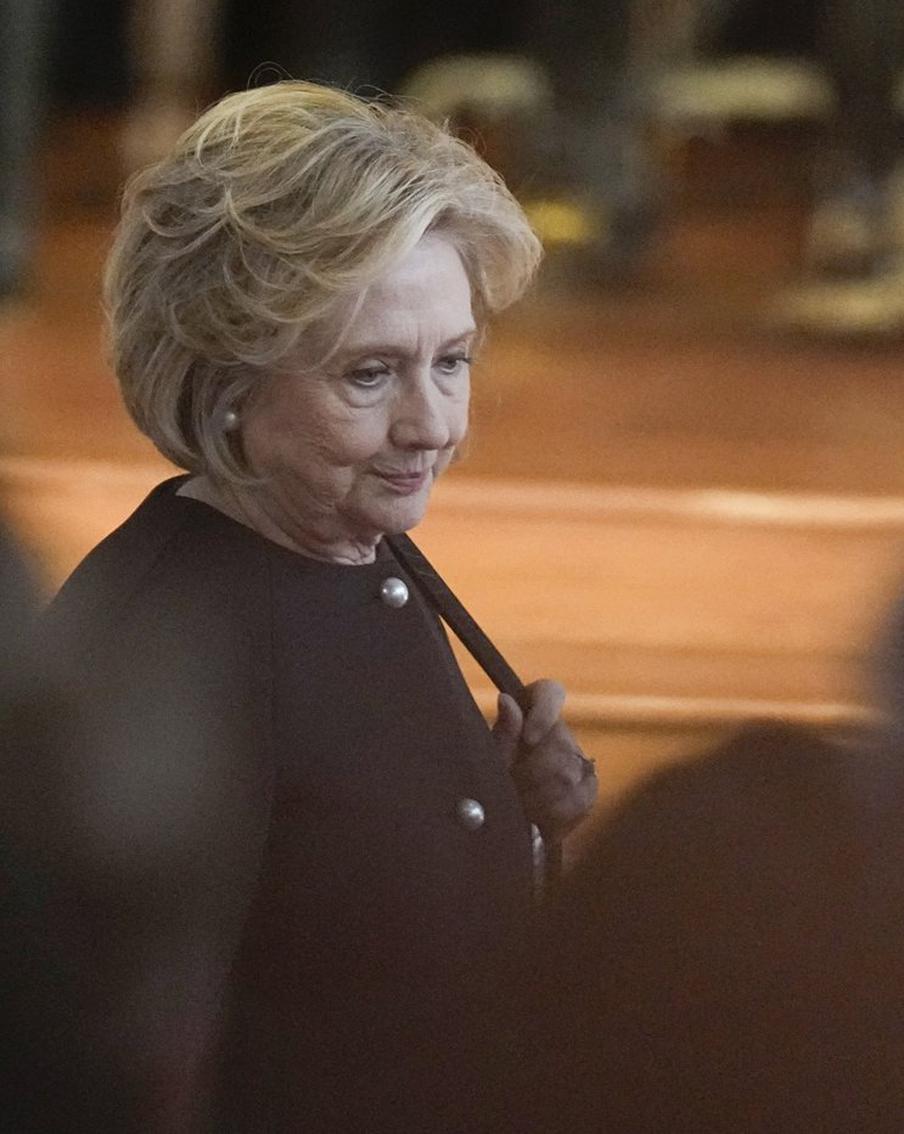 Активисты назвали Хиллари Клинтон военным преступником