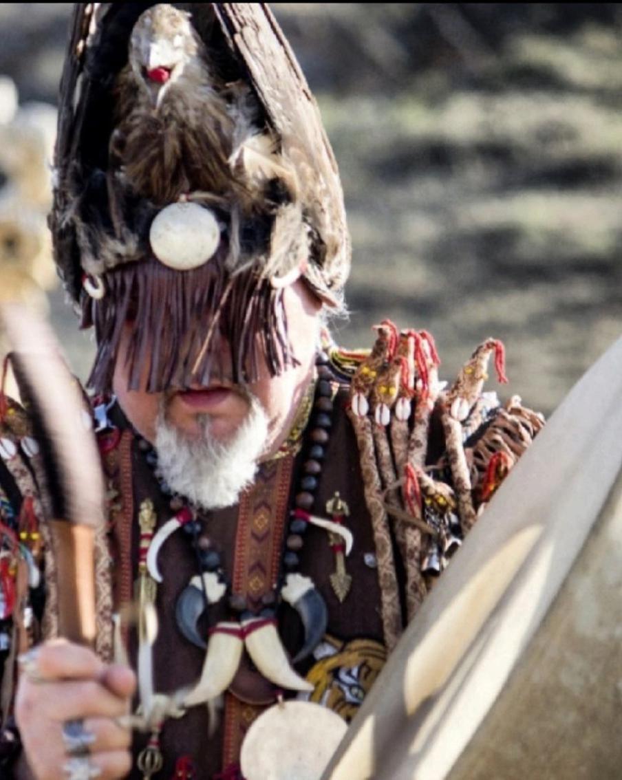 "У меня в роду были чёрные шаманы. Прадед что-то говорил и человек умирал": интервью с Изыром Хан Кхамом