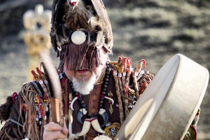 "У меня в роду были чёрные шаманы. Прадед что-то говорил и человек умирал": интервью с Изыром Хан Кхамом