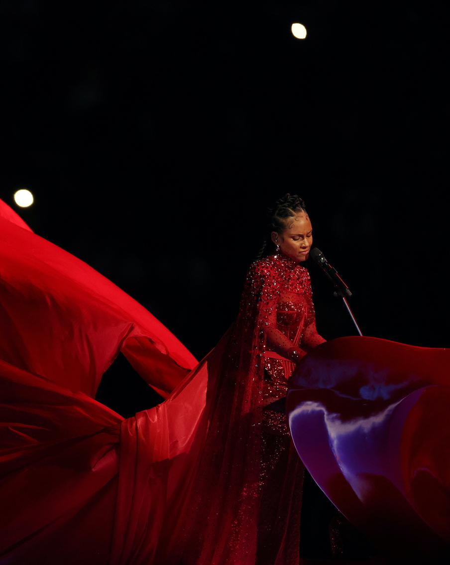 Ашер на роликах и Алишиа Кис за роялем: чем запомнился Super Bowl 2024