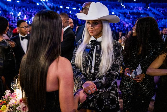 Бейонсе надела ковбойскую шляпу, шпоры и анонсировала новый кантри-альбом