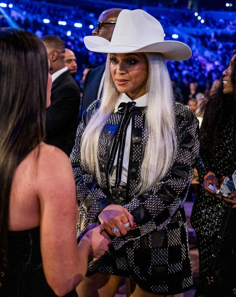 Бейонсе надела ковбойскую шляпу, шпоры и анонсировала новый кантри-альбом