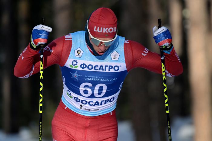 Александр Большунов продолжает лидировать на лыжне