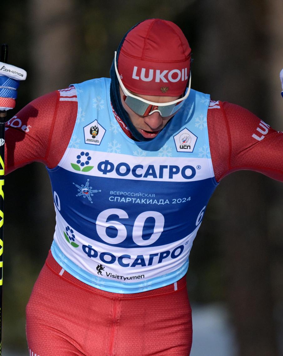 Александр Большунов продолжает лидировать на лыжне