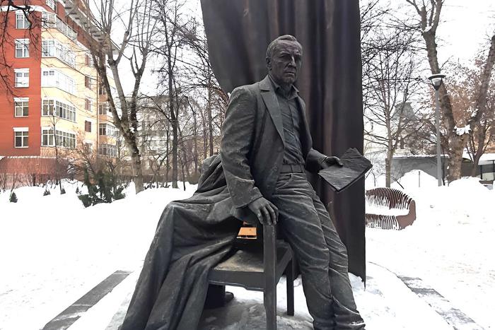 "Пока не раздражает". Каким вышел памятник Михаилу Ульянову в Москве