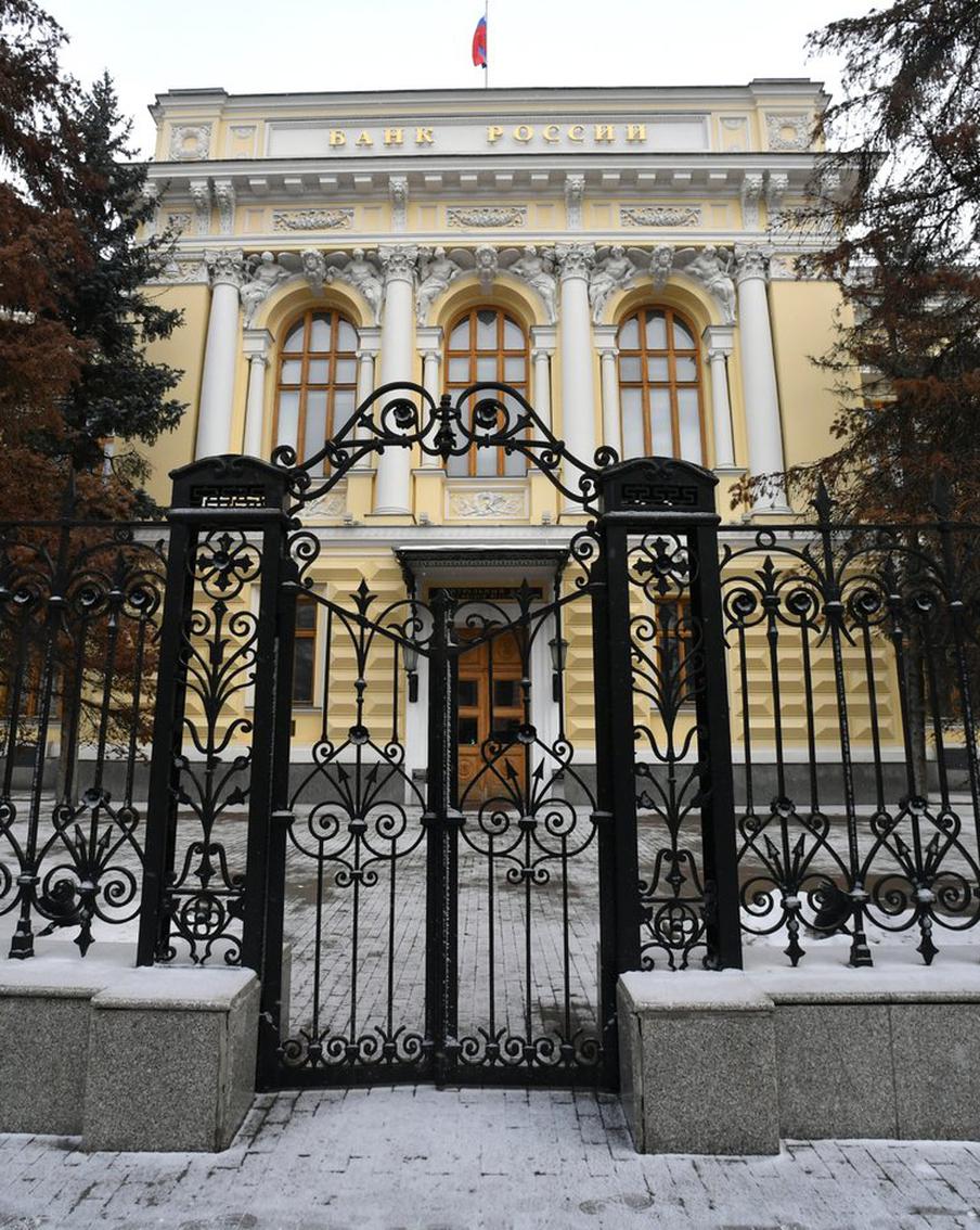 ЦБ предложил ввести лимит на внесение наличных в банкомате