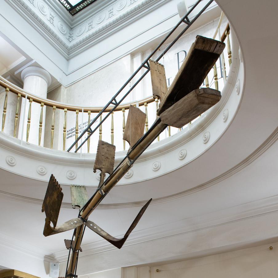 Челюсть "Прялкозавра" художник сделал из старых корыт.