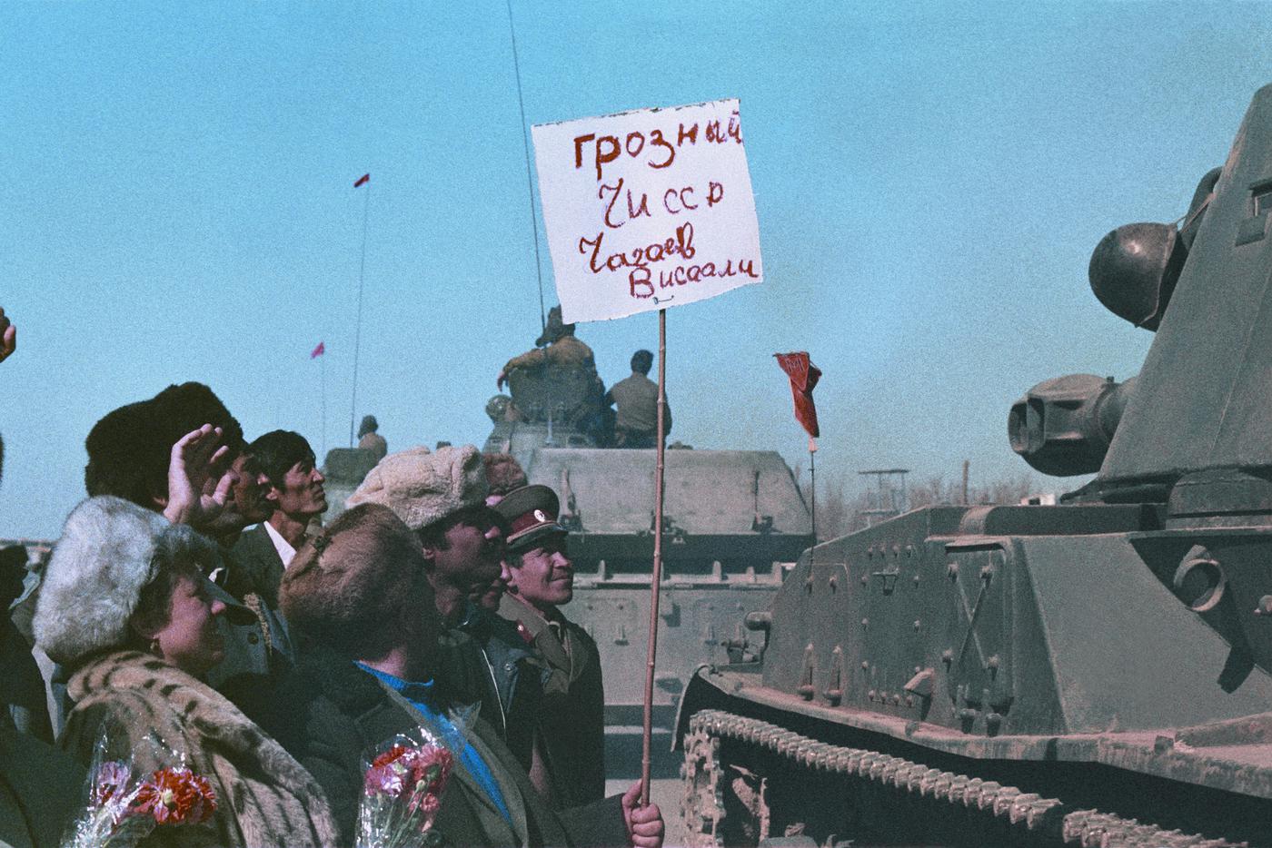 Солдат из Чечни встречают родные.