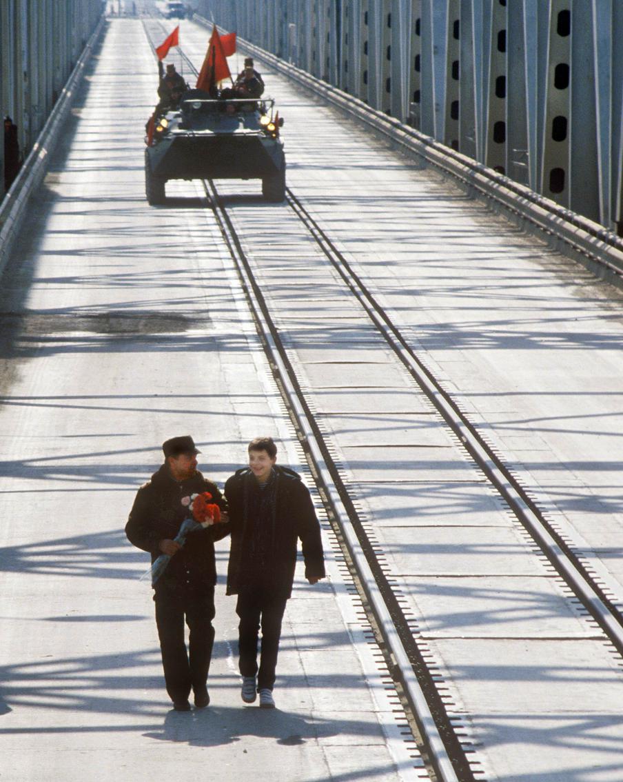 Командующий 40-й армией генерал Борис Громов с сыном Максимом.