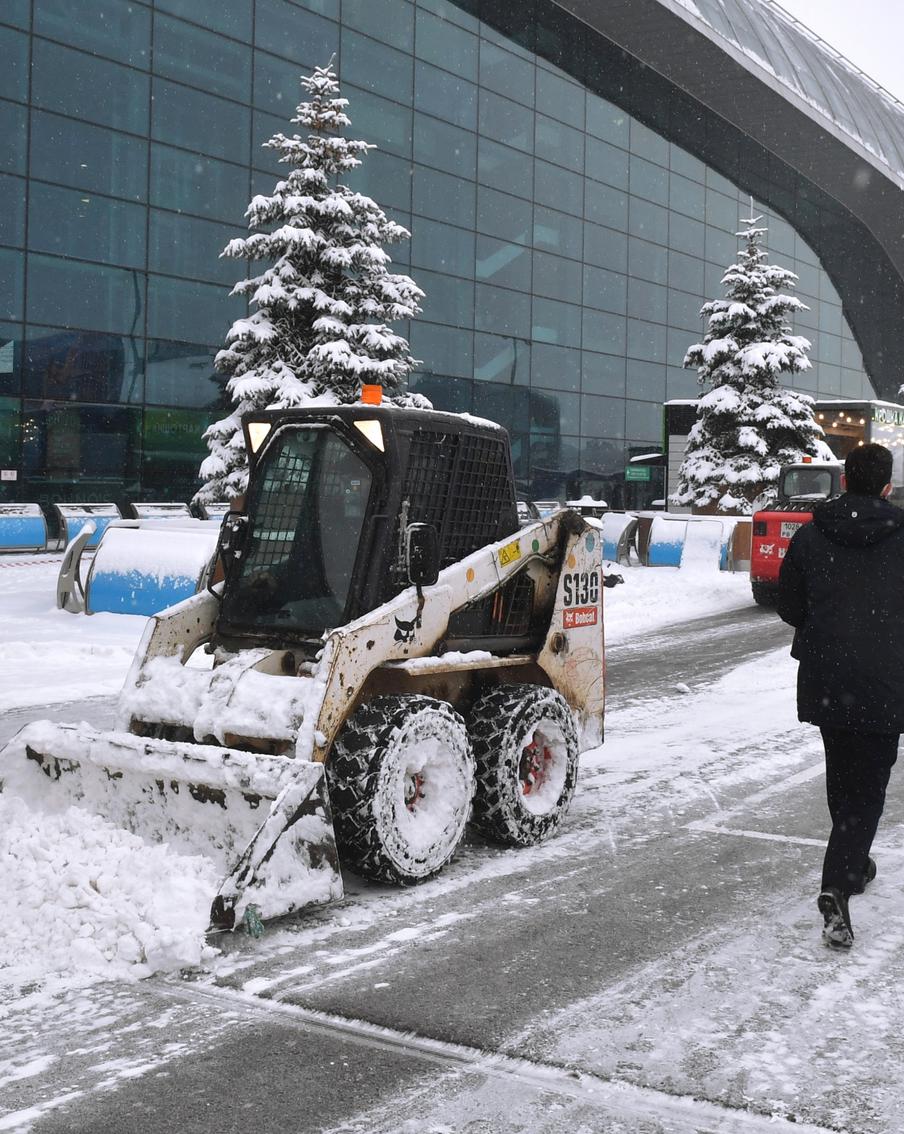Аэропорты Домодедово и Жуковский работают штатно на фоне метели