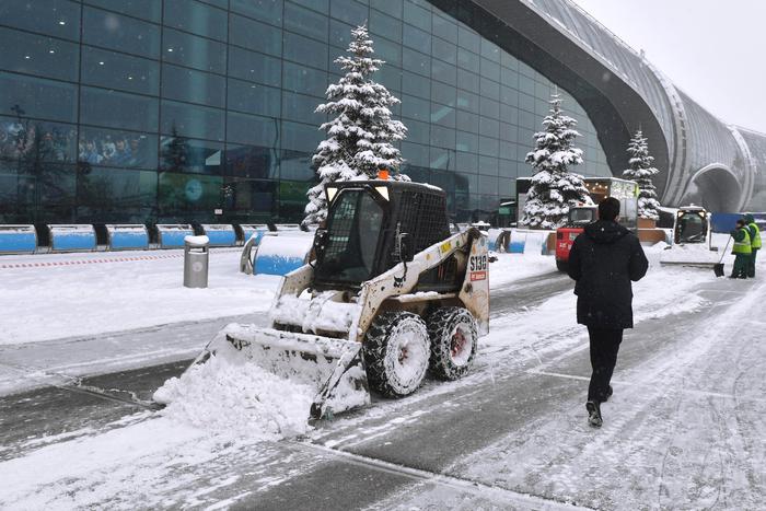 Аэропорты Домодедово и Жуковский работают штатно на фоне метели