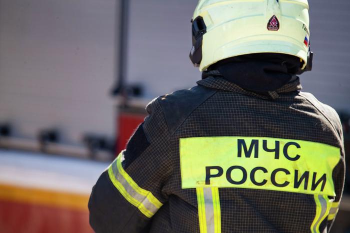 На курской нефтебазе загорелись три резервуара с бензином