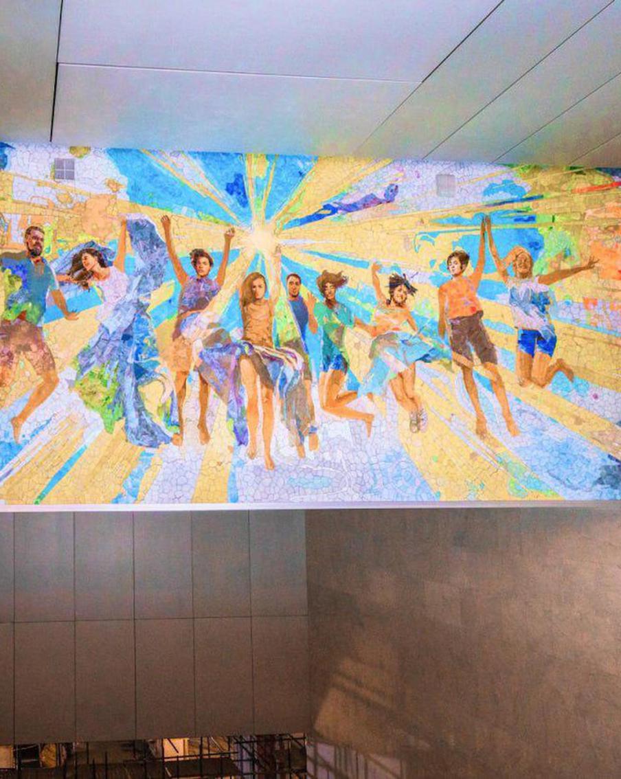 На строящейся станции "Университет Дружбы Народов" завершили монтаж мозаичного панно