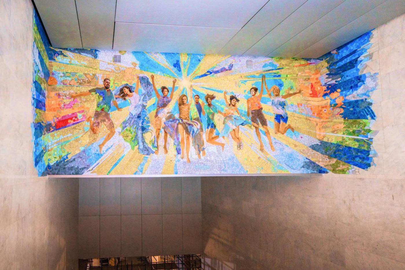 На строящейся станции "Университет Дружбы Народов" завершили монтаж мозаичного панно