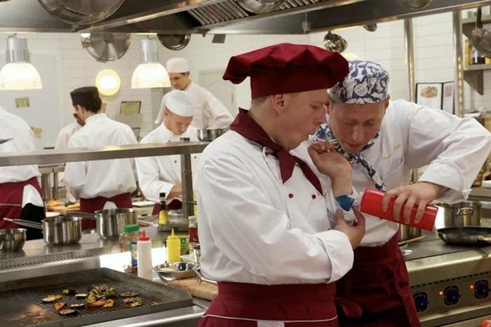 Мясные юбки и рис в ботинки: на что идут "несуны" ради наживы