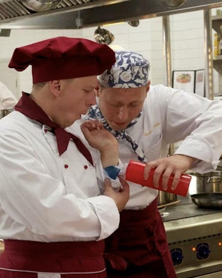 Мясные юбки и рис в ботинки: на что идут "несуны" ради наживы