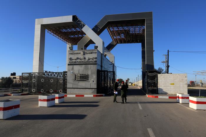 Власти Египта начали возводить стену рядом с Рафахом на юге Газы, пишут СМИ