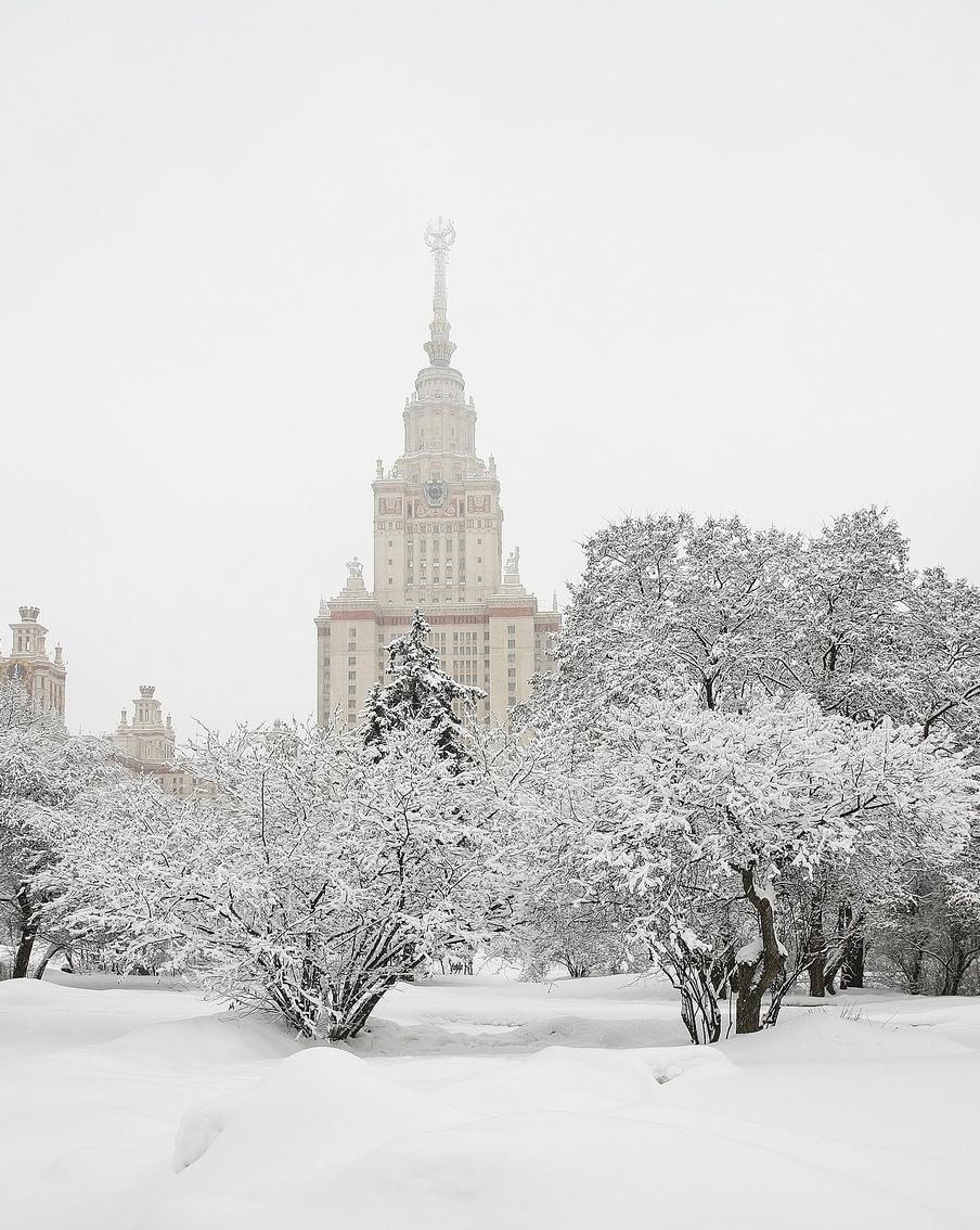 Сугробы в столице побили новый рекорд высоты и могут вырасти ещё до конца дня