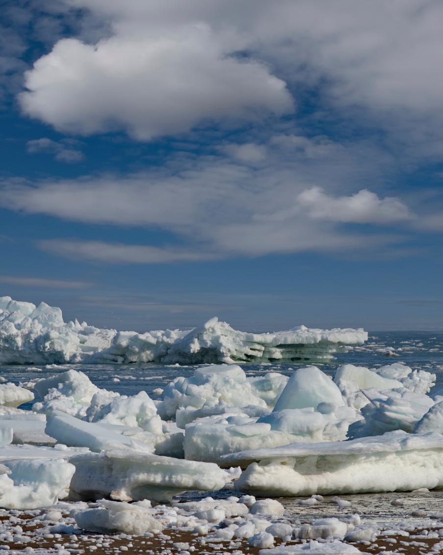 Спасатели выручили более 80 рыбаков на Сахалине, которые оказались на отколовшейся льдине