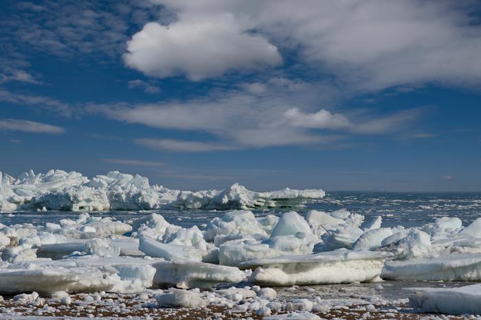 Спасатели выручили более 80 рыбаков на Сахалине, которые оказались на отколовшейся льдине