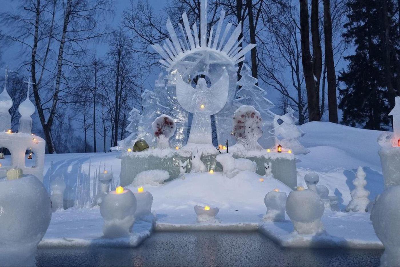 Скульптура у проруби. А здесь художница прибегала к самой популярной технологии – пилой вырезала куски льда и склеивала их с помощью воды.