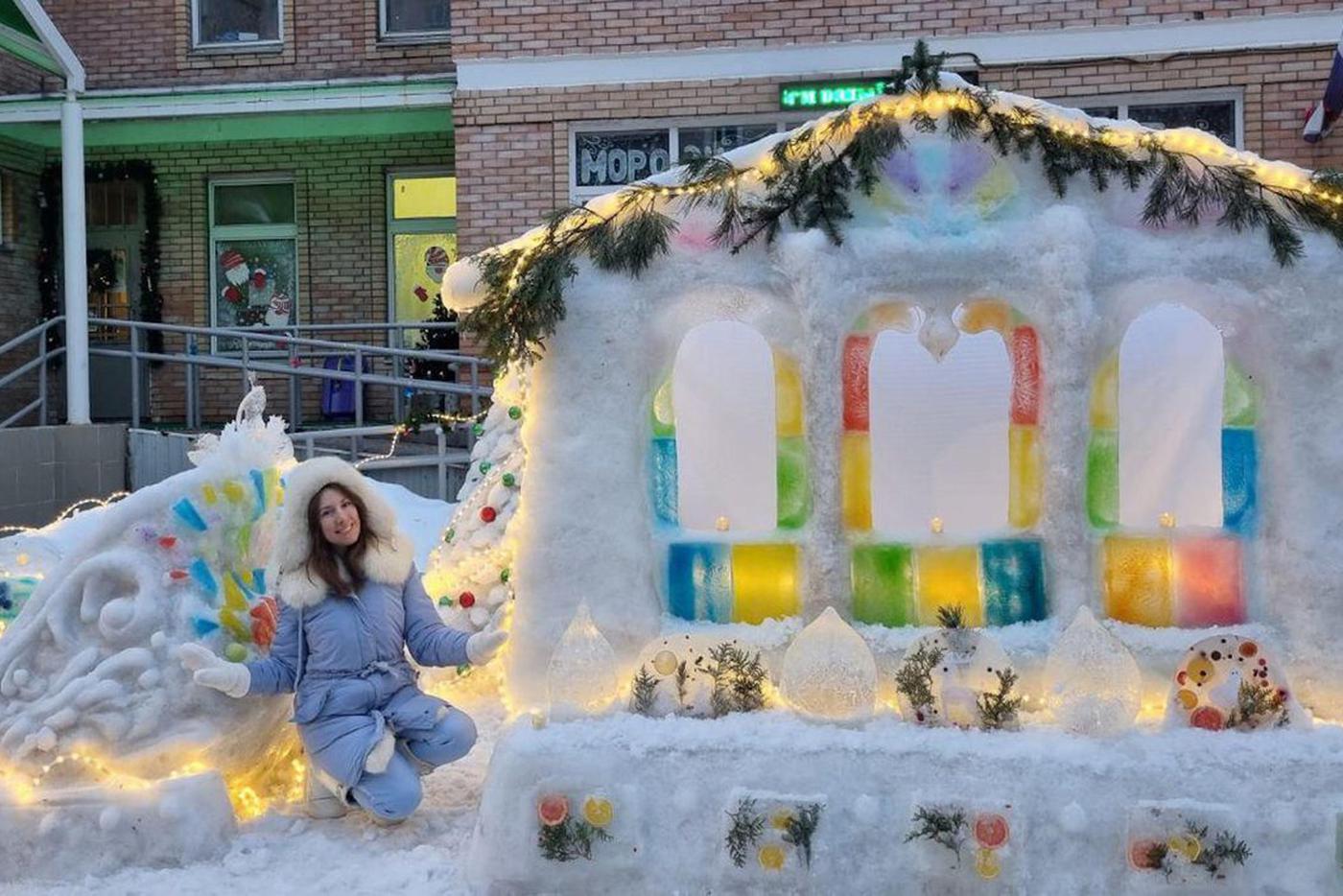 «Усадьба Деда Мороза». Эту серию скульптур Людмила делала 2 недели изза большого количества деталей. Тут и цветной лёд, и заготовки с шишками.