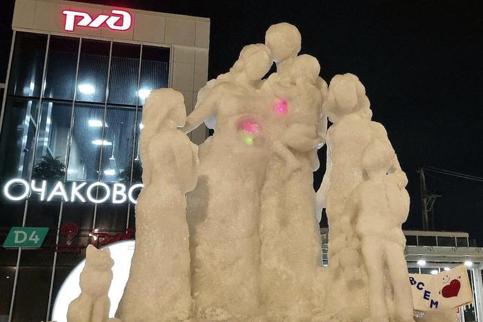 В Очаково поселилась ледяная семья: арт-объект изо льда и снега установили в честь Года Семьи