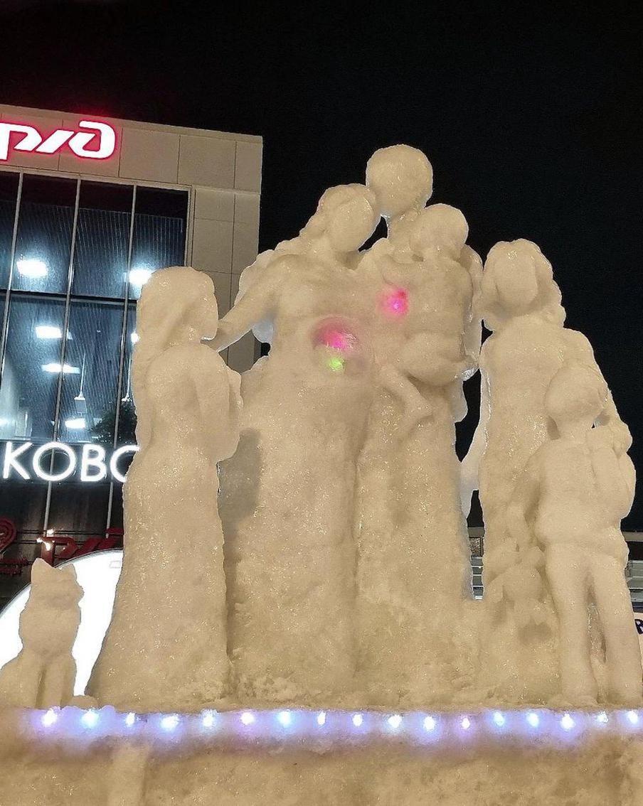 В Очаково поселилась ледяная семья: арт-объект изо льда и снега установили в честь Года Семьи