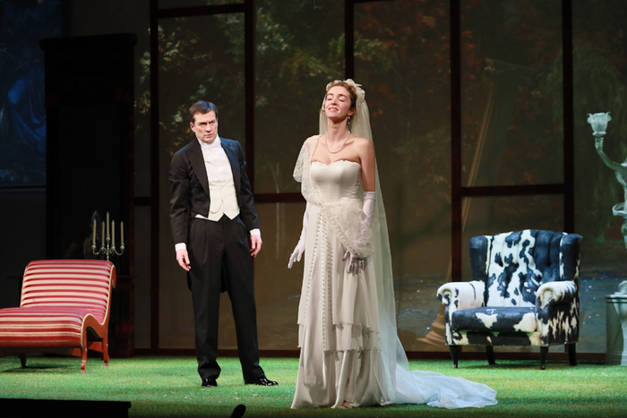 Вальс снова закружил героев Чехова: премьера спектакля "Мой нежный зверь" в Малом театре