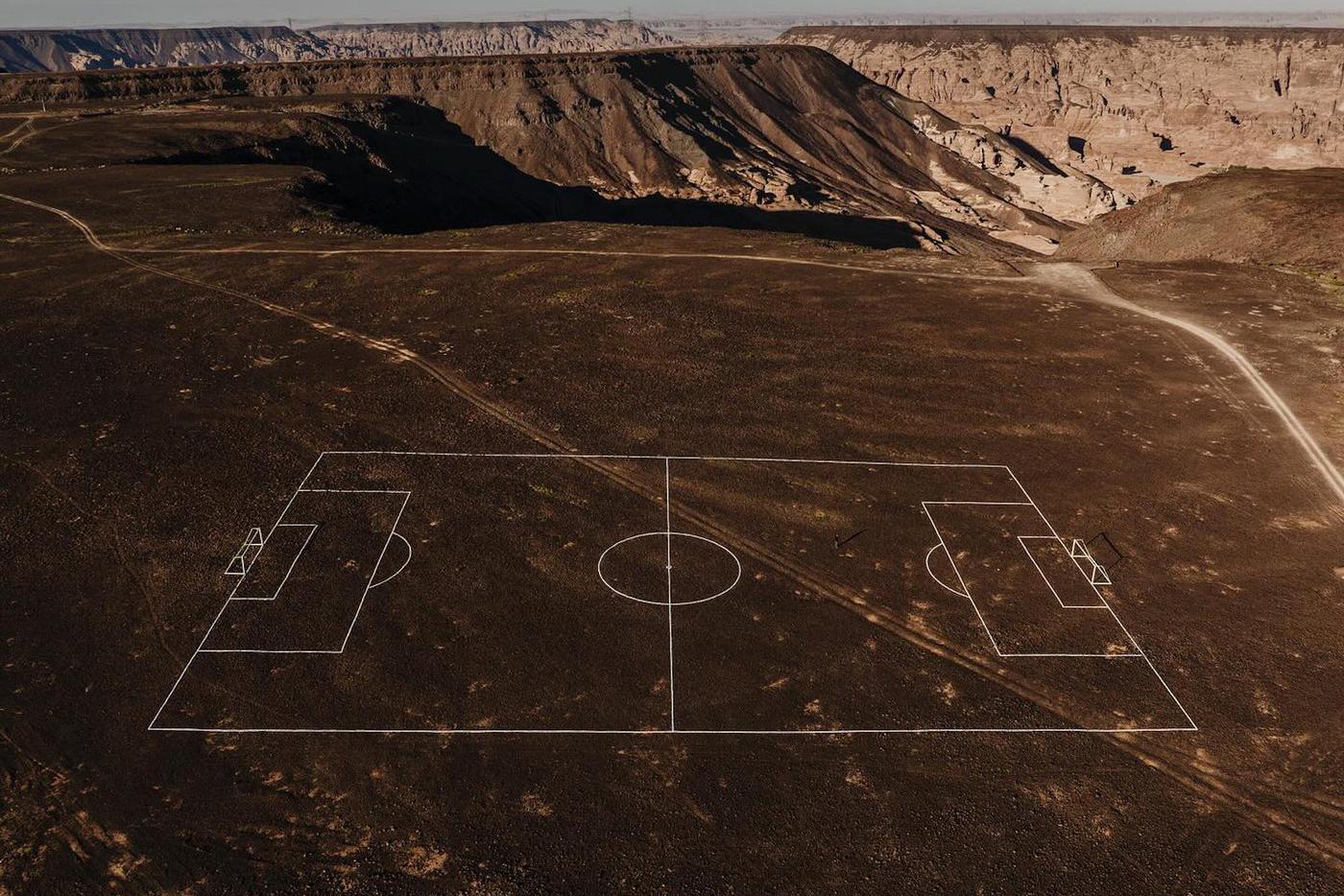 Футбольное поле, которое то ли никогда не видело, то ли уже никогда не увидит игроков.