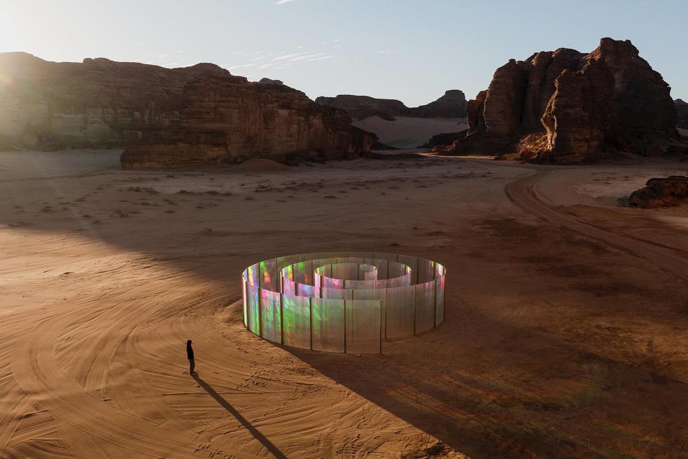 Спиральный зеркальный лабиринт, в котором некому заблудиться.