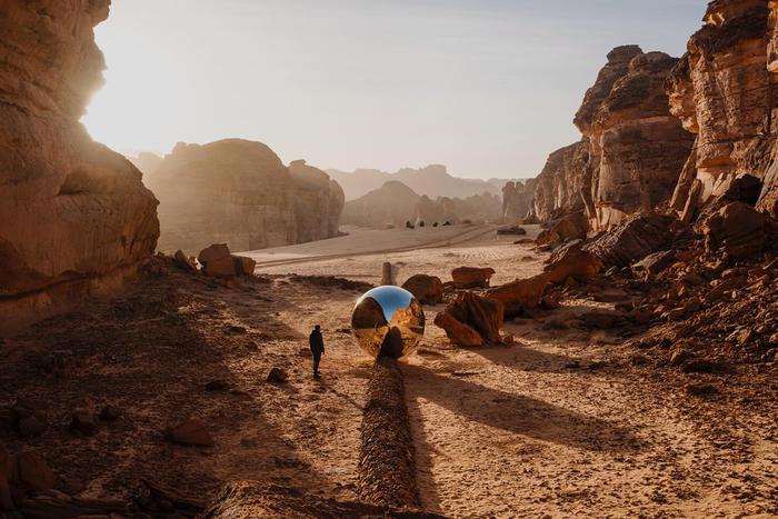 Пустые башни и шар-зеркало рассказали об одиночестве