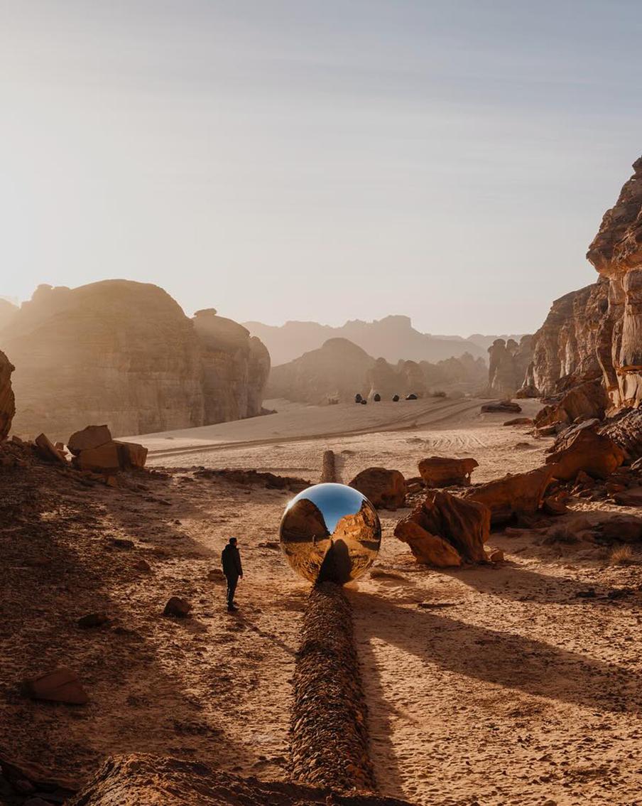 Пустые башни и шар-зеркало рассказали об одиночестве