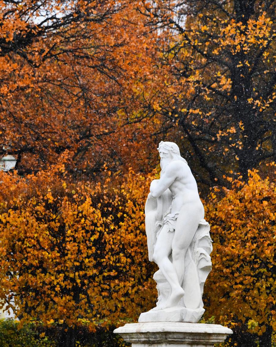 В столице водятся русалки без хвостов и мужского пола