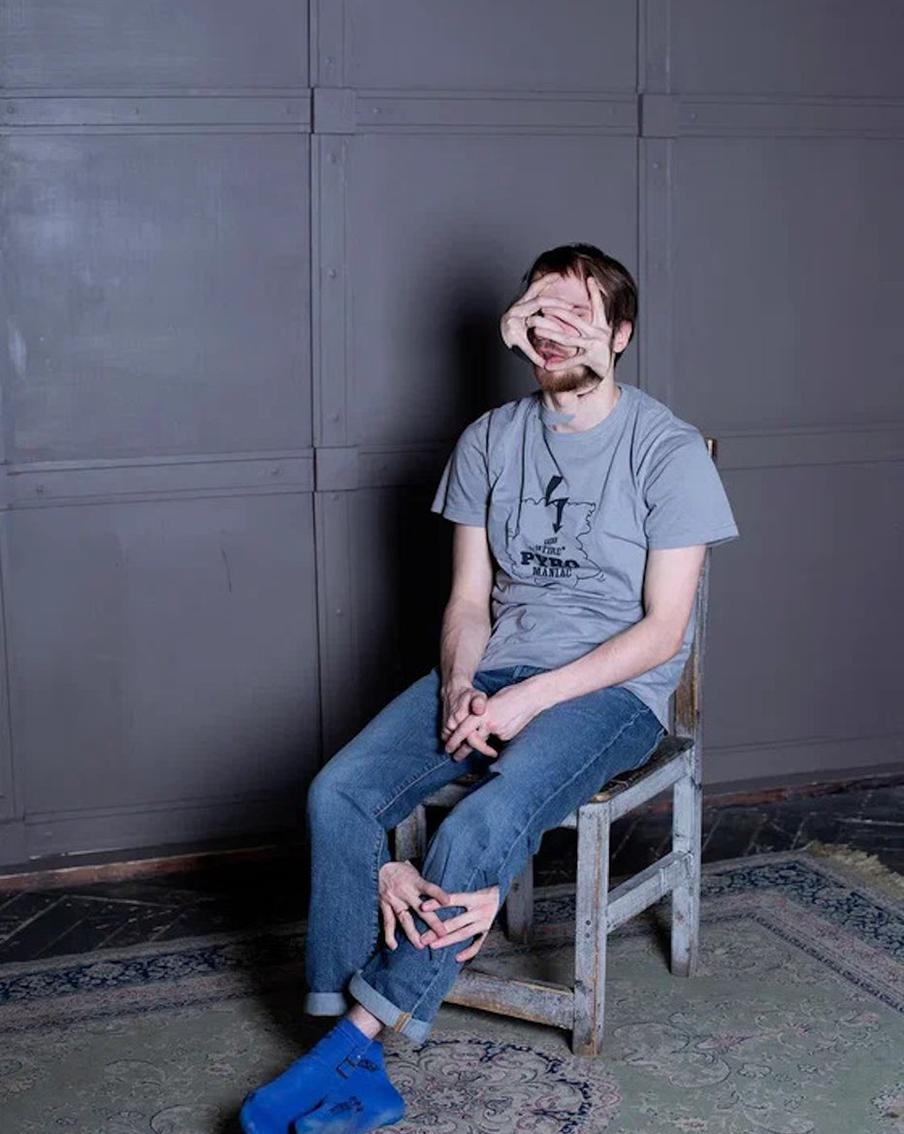 Над работами из серии «Держи себя в руках» художница трудилась около пяти лет. Одна из них – «Стул № 1»