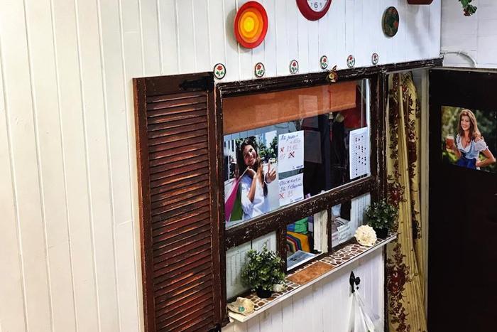 Чугунные саламандры и керамические коты живут в парадной московской многоэтажки